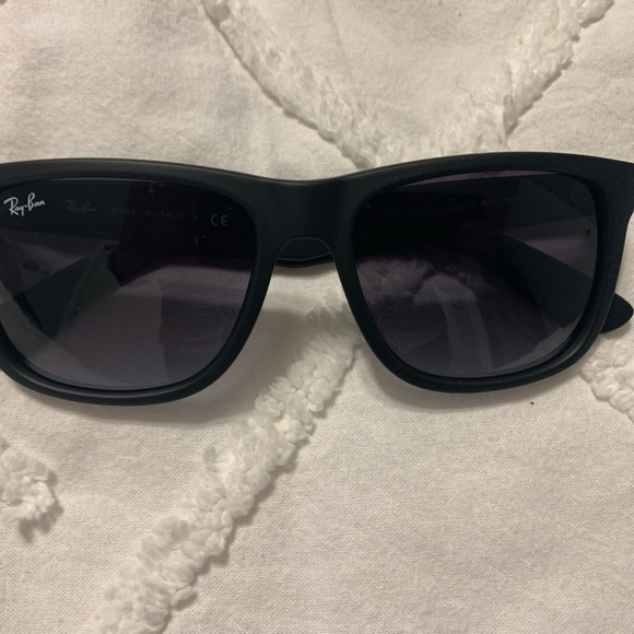 Ray Ban Justin Classic sunglasses. Matte black with gradient, grey lenses. - Picture 2 of 9